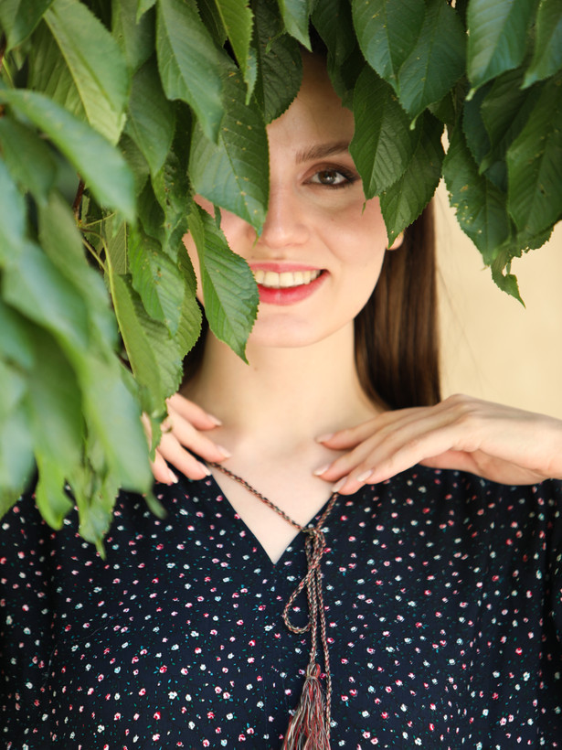پیراهن نخی بلند زمینه نوک مدادی با گل های ریز سفید کد ۲۹۰